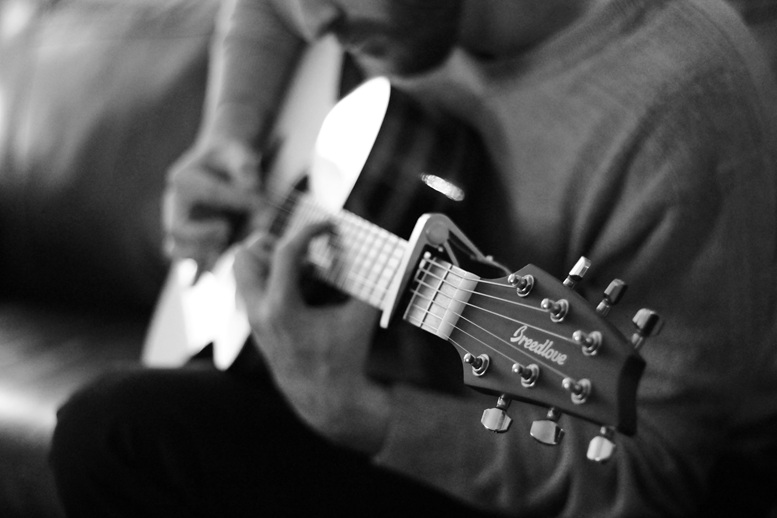 Folk/Acoustic guitarist doing some fancy stuff