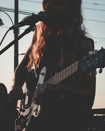 Folk/Acoustic guitarist doing some fancy stuff